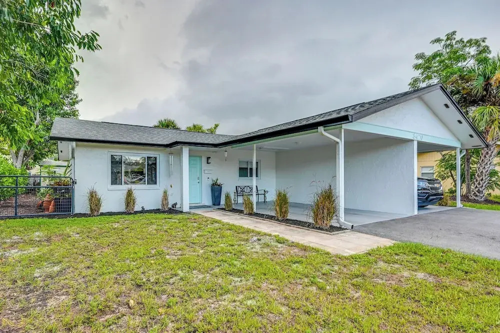 Sunny Florida Escape w/ Patio, Grill & Fire Pit!