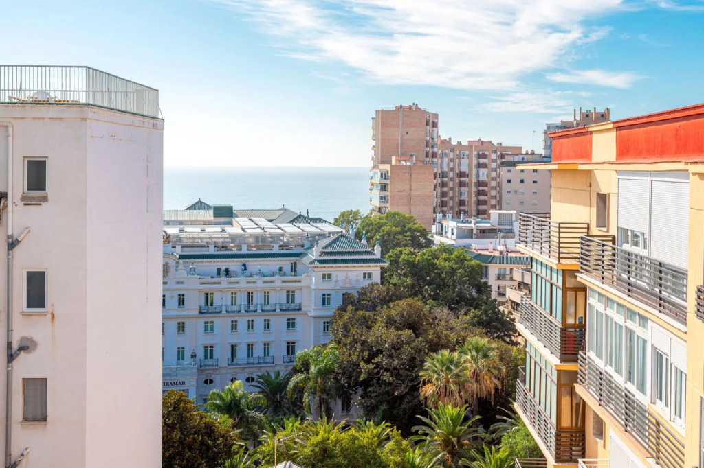 Beautiful 3 BD apartment next to the beach. Paseo de Reding II