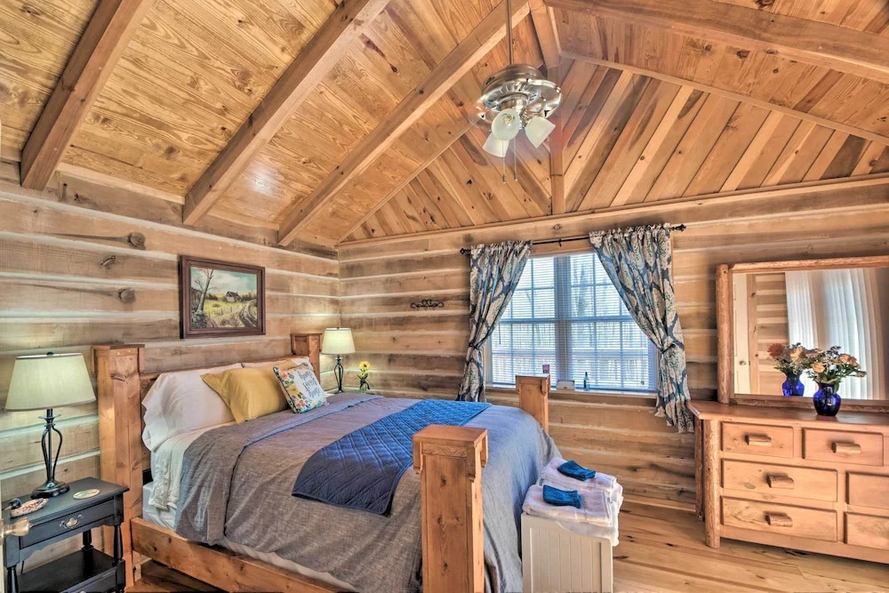 The Lake Place Cabin w/ Golf Cart & Free Kayaks!