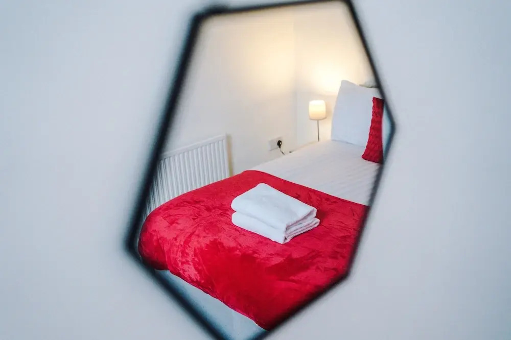 A-K Apartments - Spacious 4 Bedroom House, Central Location, Sleeps 8!