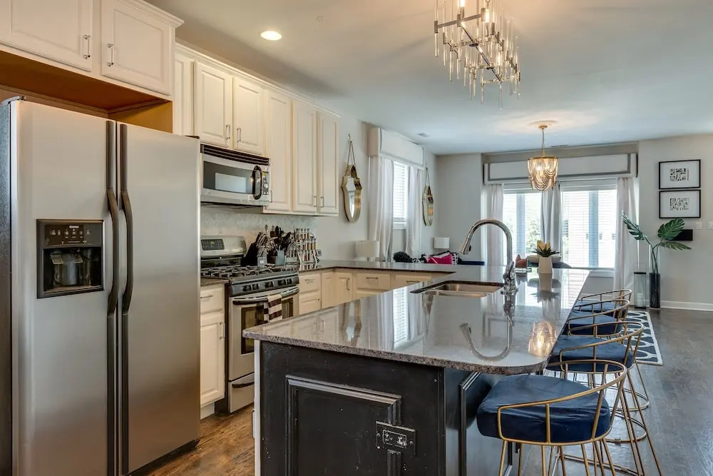 3 BR 3 BTH - UIC, Med Dist & Down Town + Garage by AllSet Turnover