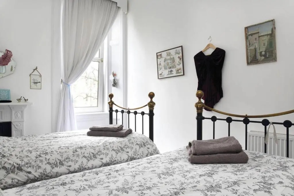 5 star beautiful & vintage, spacious apt in chic location!