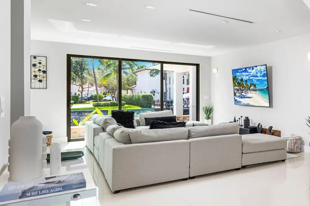 Waterfront Villa in Hollywood! Heated Pool and Game room