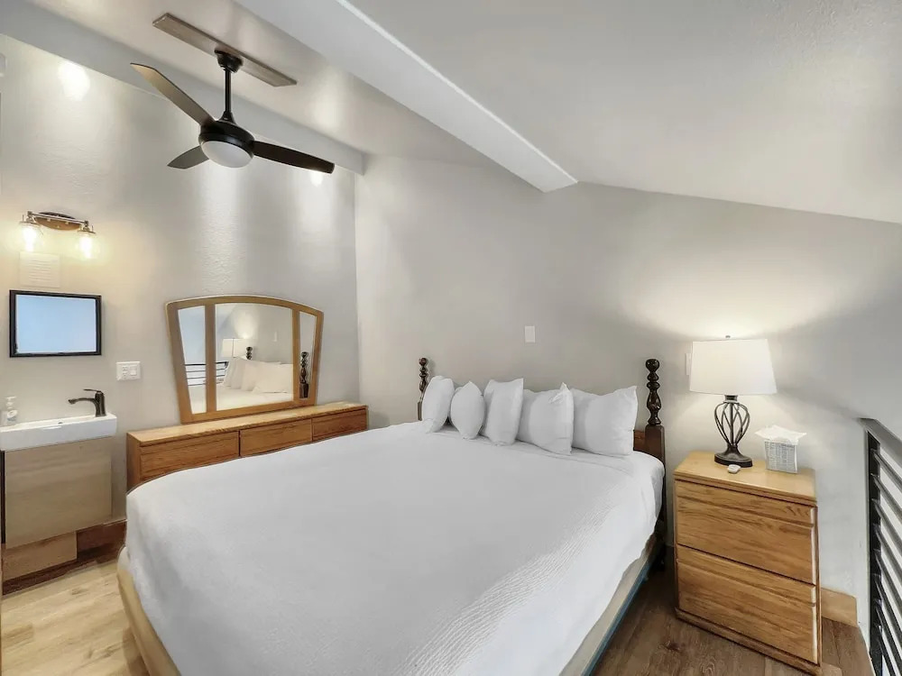 Studio with Prime Location in Heart of Center Village - CJ303 by Redawning