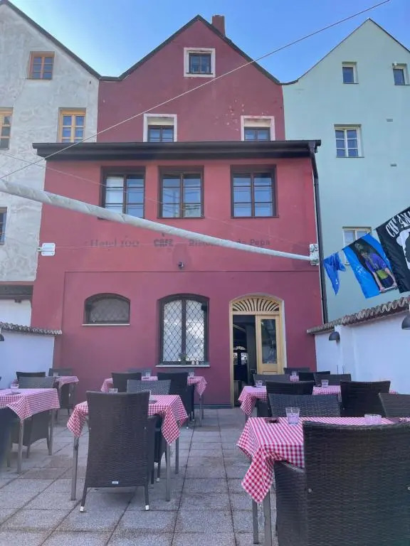 Hotel 100
