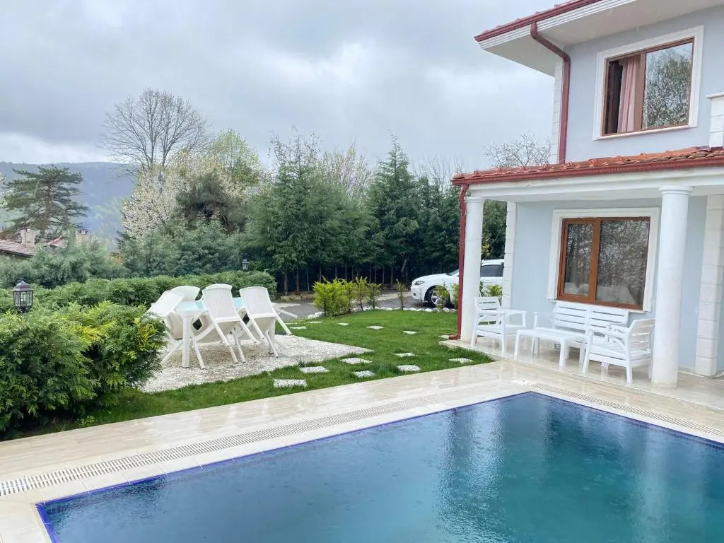 Sapancada Göl Manzarali Özel Havuzlu 3+1 Vi̇lla