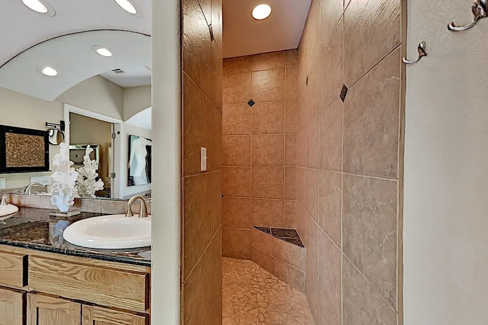 Luxe By The Lake, On-site Pool & Tennis! 3 Bedroom Home