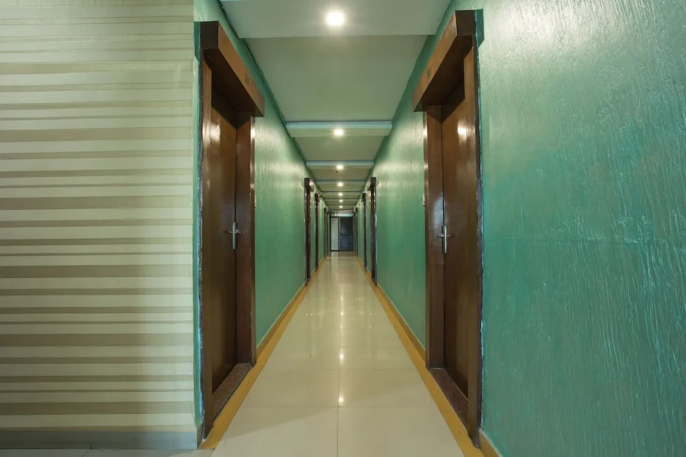 OYO 5738 Hotel Lords Inn
