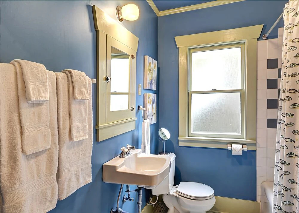 Phinneywood Bungalow - Two Bedroom Home with Fireplace