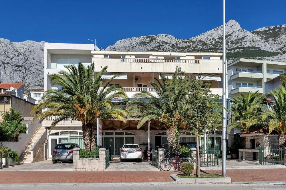Apartments by the sea Makarska - 21425