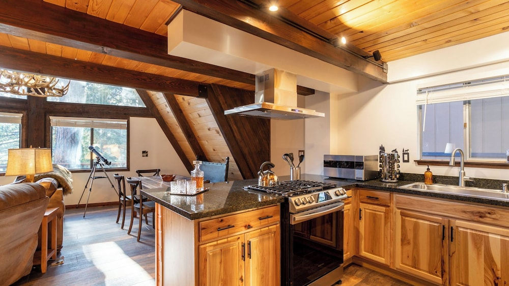 Bears Lair by Avantstay Wood-burning Fireplace + Firepit + Expansive Deck 3 Minutes to Bear Mountain + Big Bear Lake