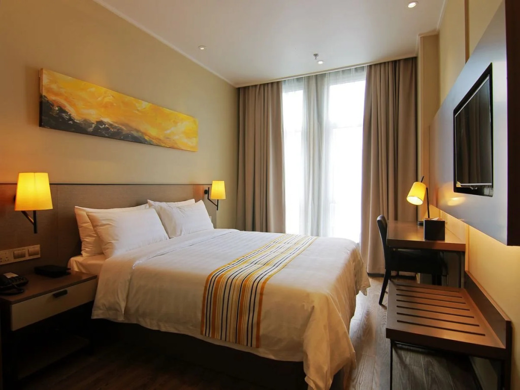Home Inn Plus Shanghai West Yan'An Road