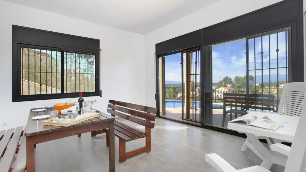Camelia in Vidreres with 4 bedrooms and 2 bathrooms