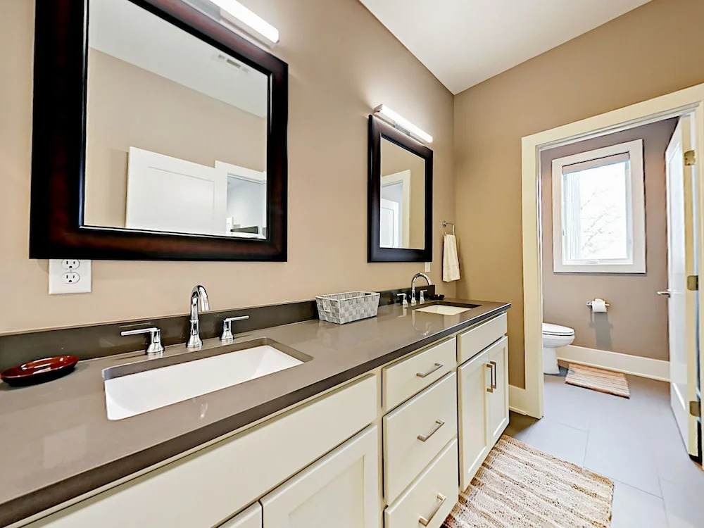 All-suite 3br/3.5ba W/ Rooftop Deck, Near Downtown 3 Bedroom Condo