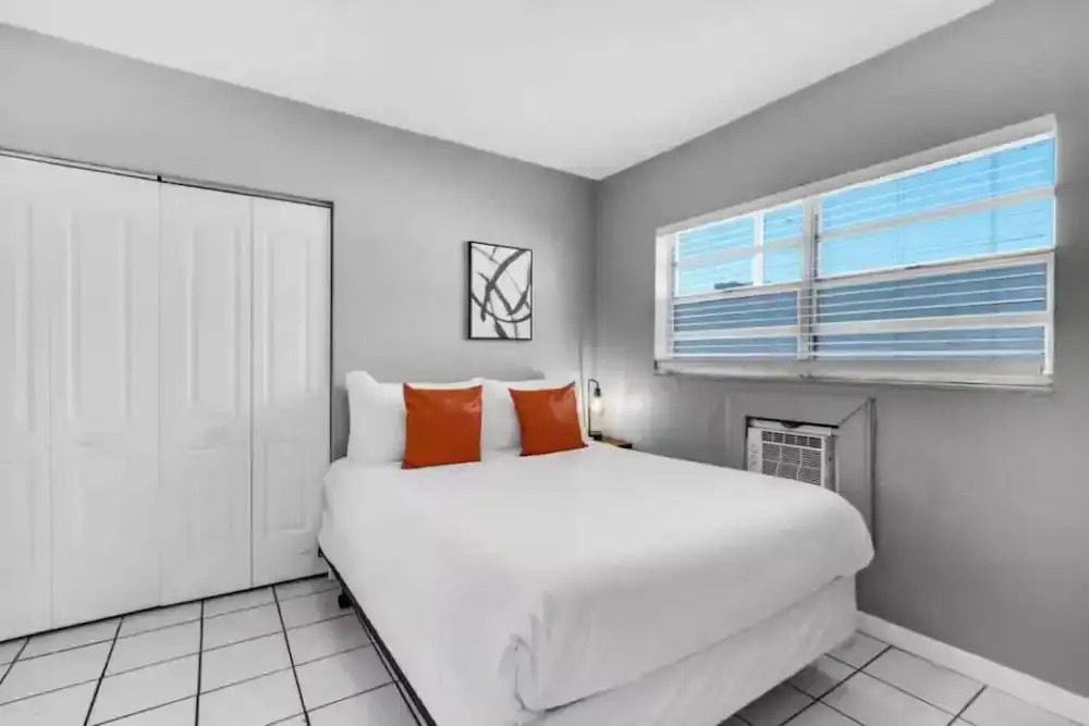 Beachside 1BR Nook Near Airport Free Parking