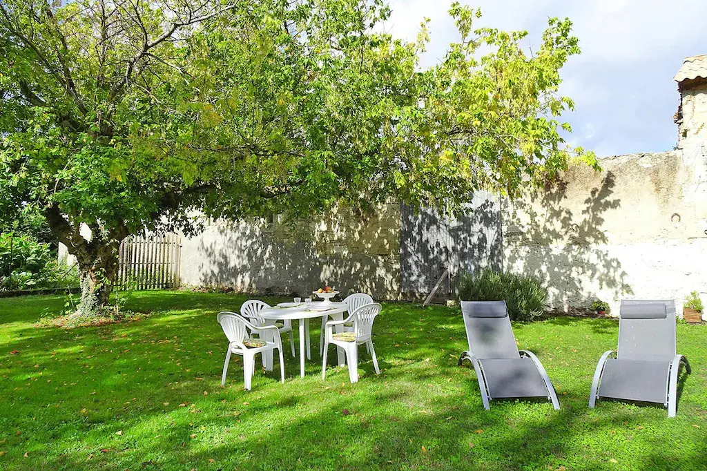 Semi-detached House on a Vineyard, Talais