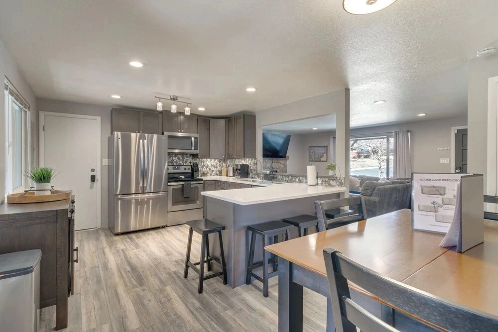 Hot Tub, Pool Table, BBQ Patio, Yard Games