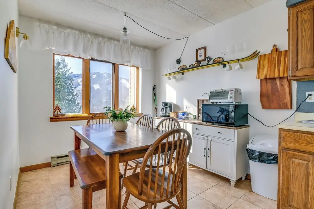 'bearfoot Apres' Mtn-view Condo < 1 Mi to Mt Snow!