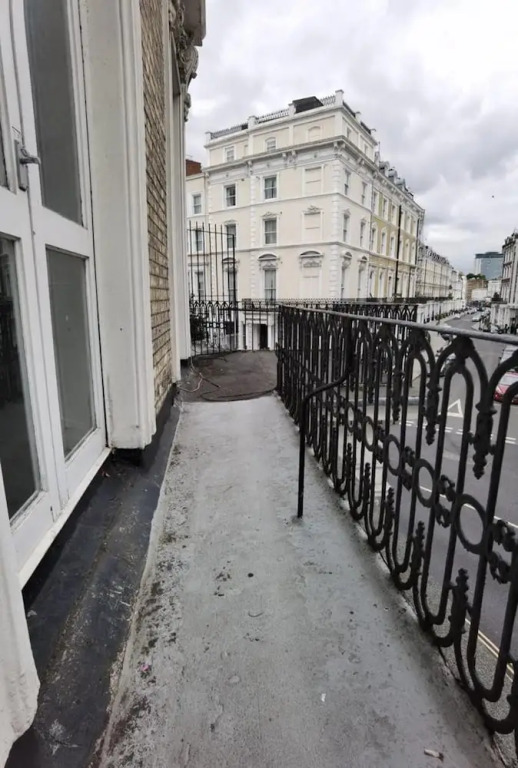 Charming Large Studio Apartment With Balcony
