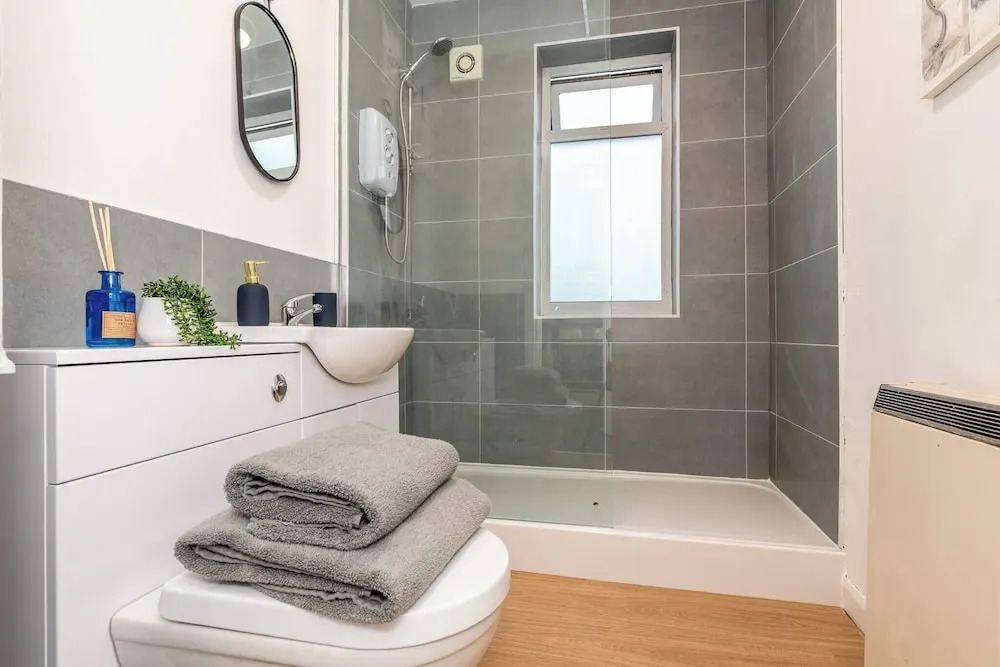 Sleek City Getaway - Walkable & Free Parking