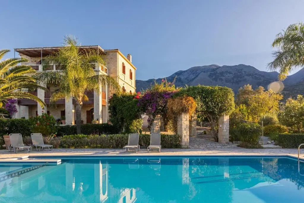Aloni House - Spacious secluded villa with pool, up to 10 guests