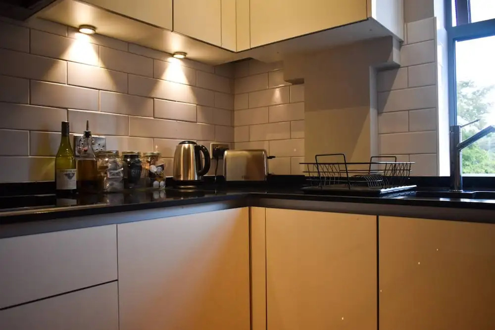 Modern 1 Bedroom Apartment With Balcony By Preston Park