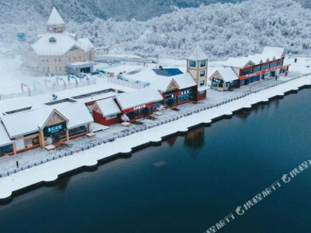 Xiling Snow Mountain Maple Leaf Hotel
