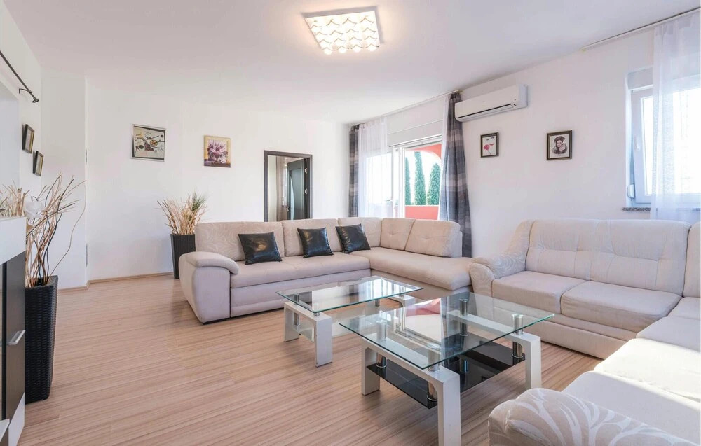 Stunning Home in Pula With Wifi and 7 Bedrooms