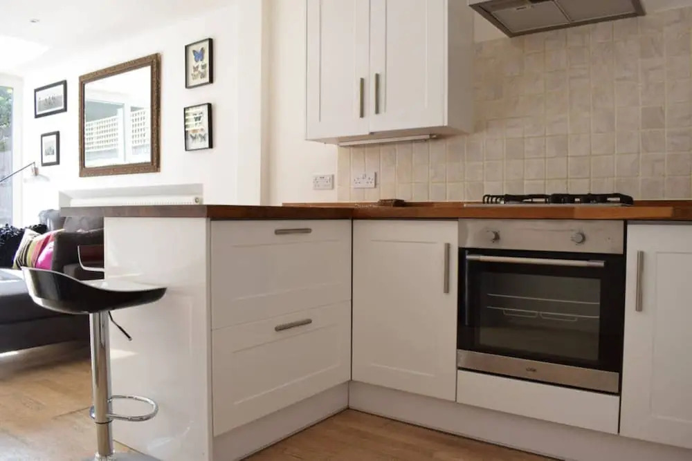 Stylish And Bright 2 Bedroom Flat With Garden