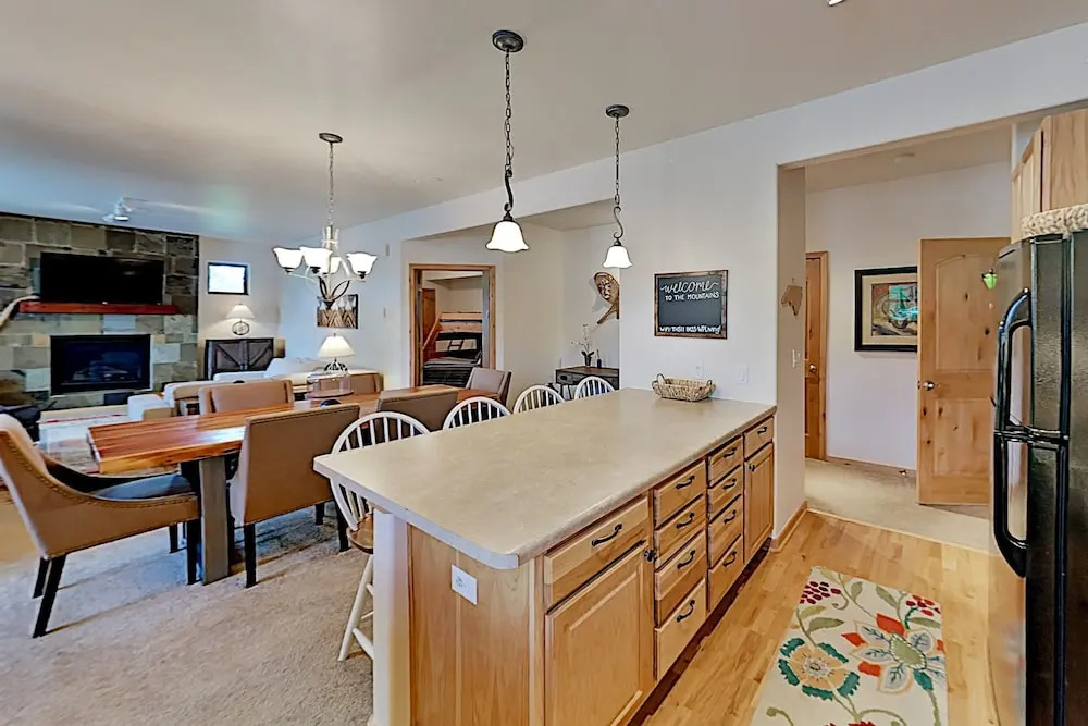 All-suite Main Street : Pool, Hot Tub & Gym 2 Bedroom Condo
