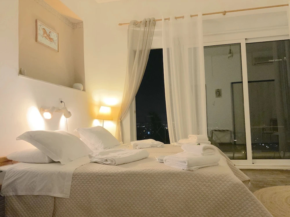 Akrotiri Hotel