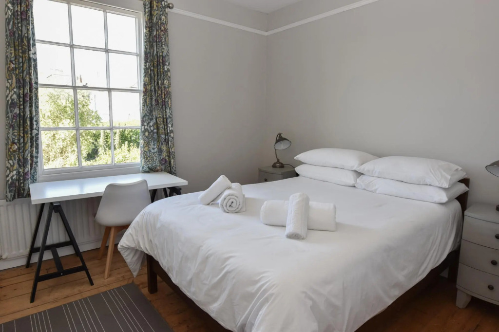 Arden Villa sleeps 8 close to golden beach of Ryde