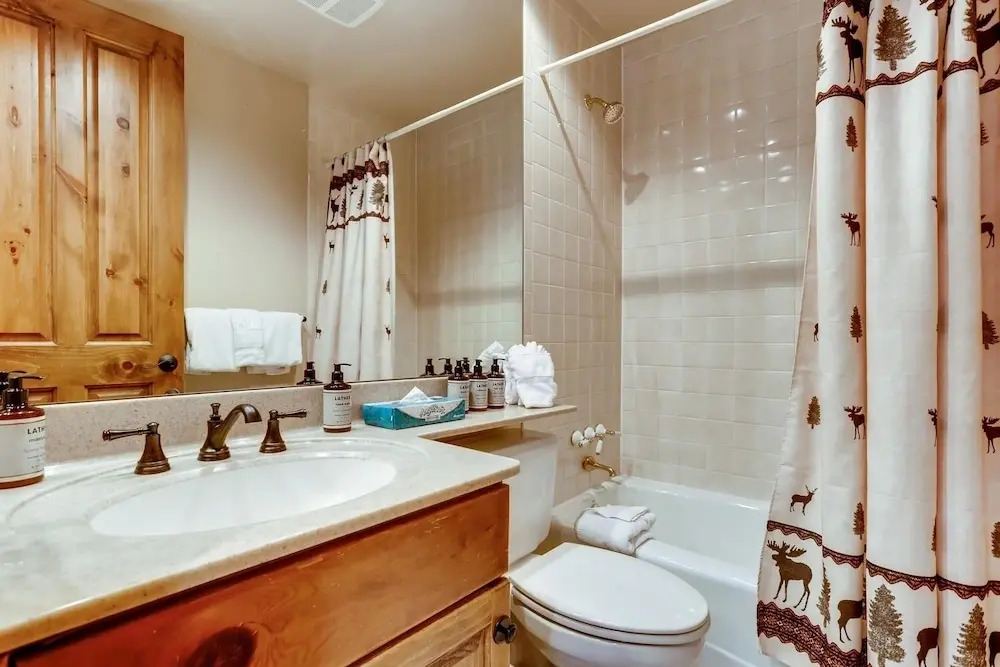 3BR Townhome- Walk to Slopes & Kids Ski Free by Redawning