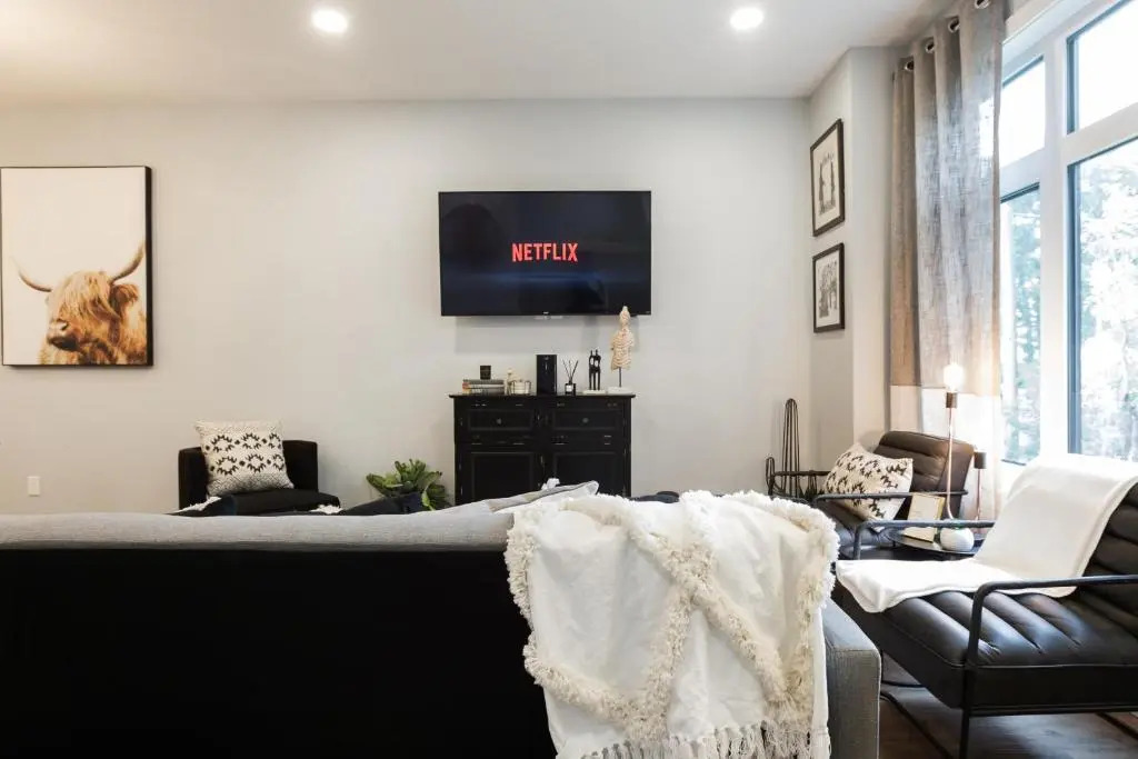 CONTEMPORARY FARMHOUSE I Central I w LARGE Double Garage I Fast WiFi!