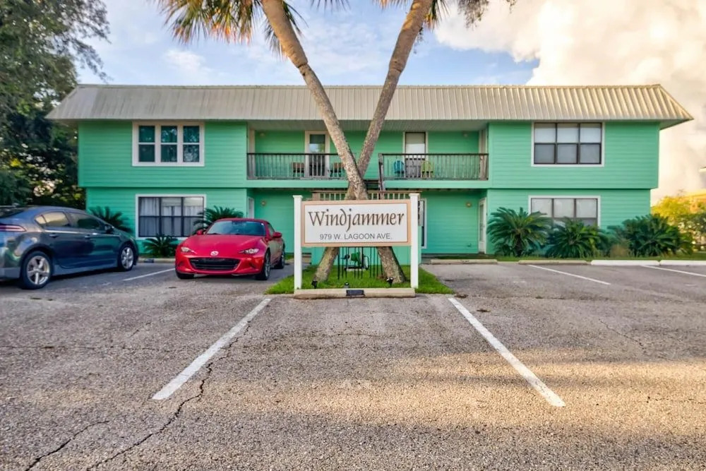 Peaceful condo in Gulf Shores with outdoor pool