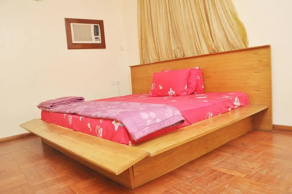 Hotel 100% and Suites