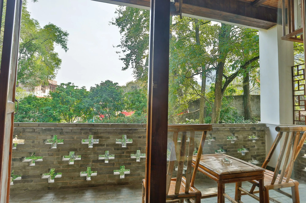 Yangshuo River Lodge Hotel--English speaking team&Swimming pool&Activties organized&Free pick up from Airport or TS over 3 nights