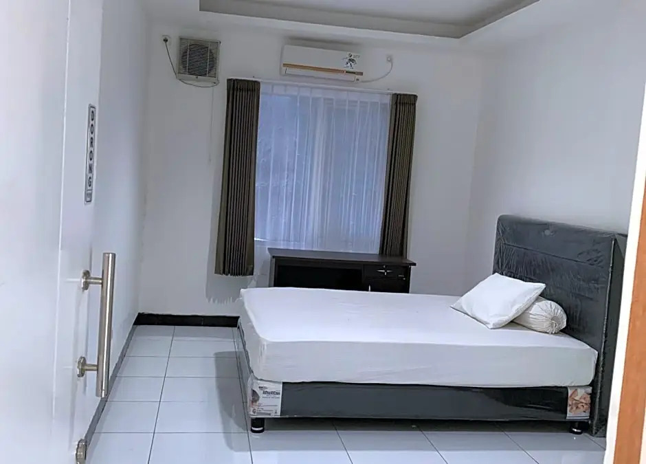 OYO Life 3082 Kost Putri Wonorejo