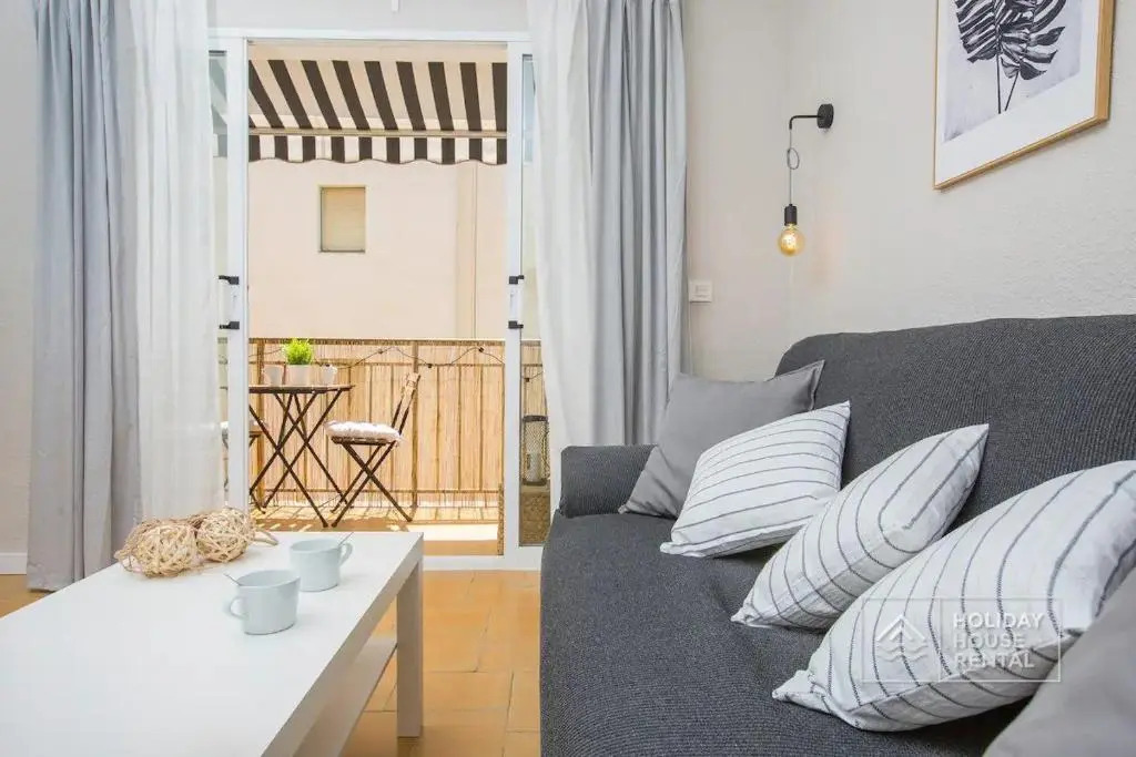 Cosy 3-bedroom apartment for 6-8 people just 50m from the beach