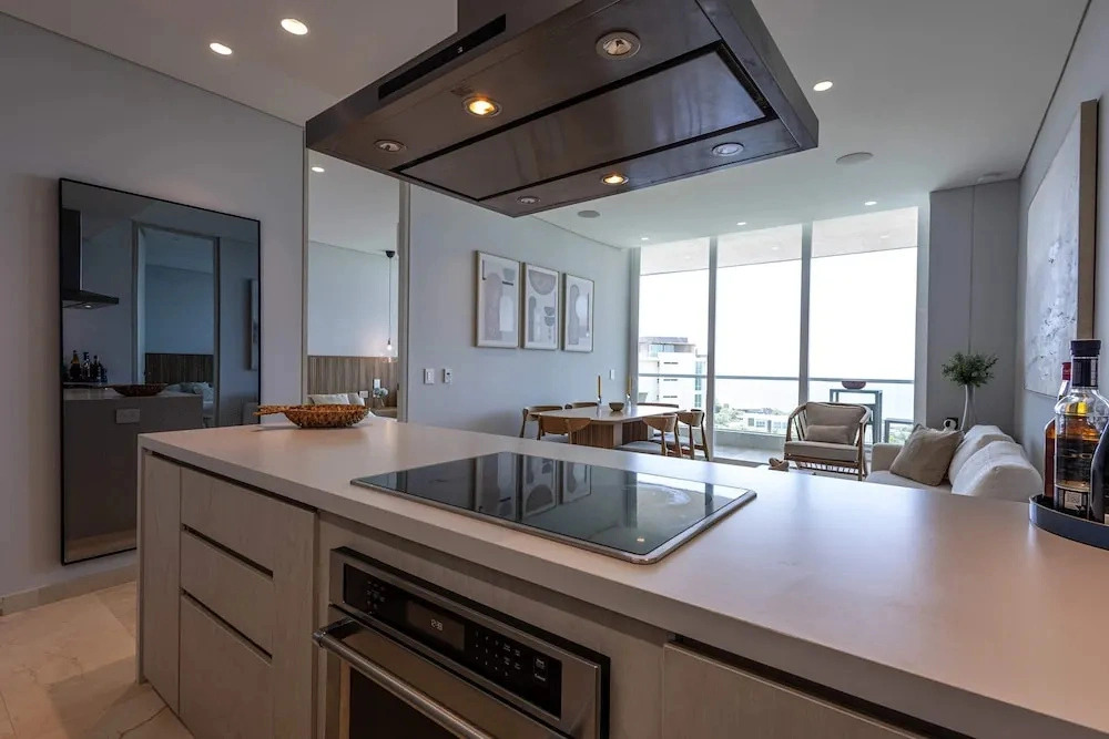 Luxe 2-br Ocean-view Apartment With Pool Gym Spa