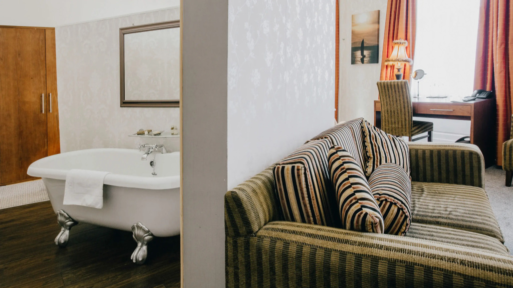 The Sun Hotel & Bar