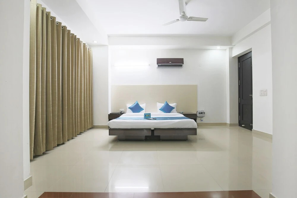FabHotel Exotica Noida Expressway