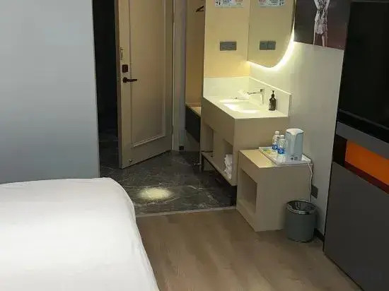 Xingzhou E-sports Homestay (Cixi West Bus Station)