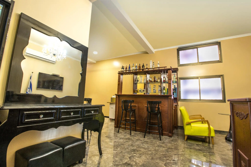 Laguardia Hotel