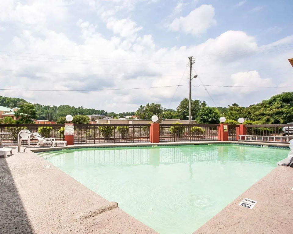 Econo Lodge Inn & Suites