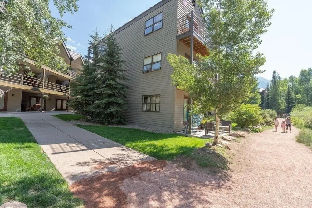 Riverfront, Blocks To Ski! Mtn Views + Hot Tub @ Viking Lodge 217 1 Bedroom Condo by RedAwning