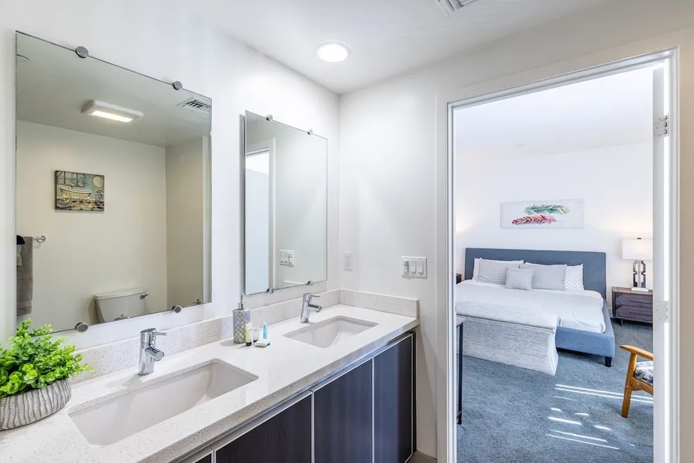 3br/3ba Fully Furnished Apartment In Hollywood 3 Bedroom Apts by RedAwning