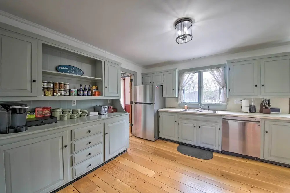 Cozy Colonial Home w/ Bay Access & Water View