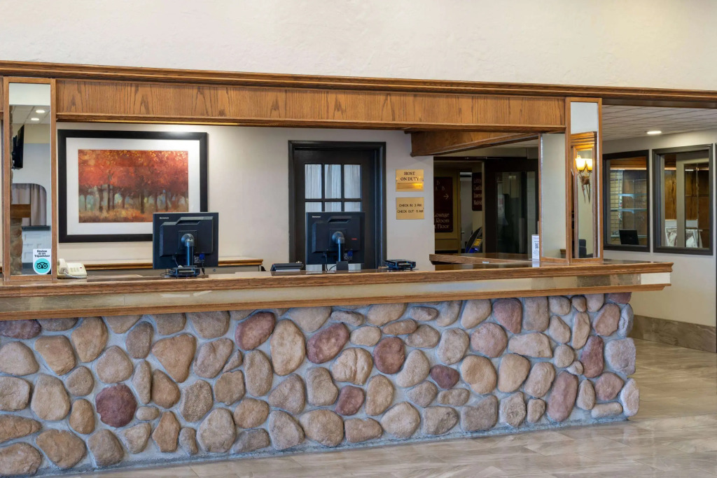 Ramada by Wyndham Thunder Bay Airlane Hotel
