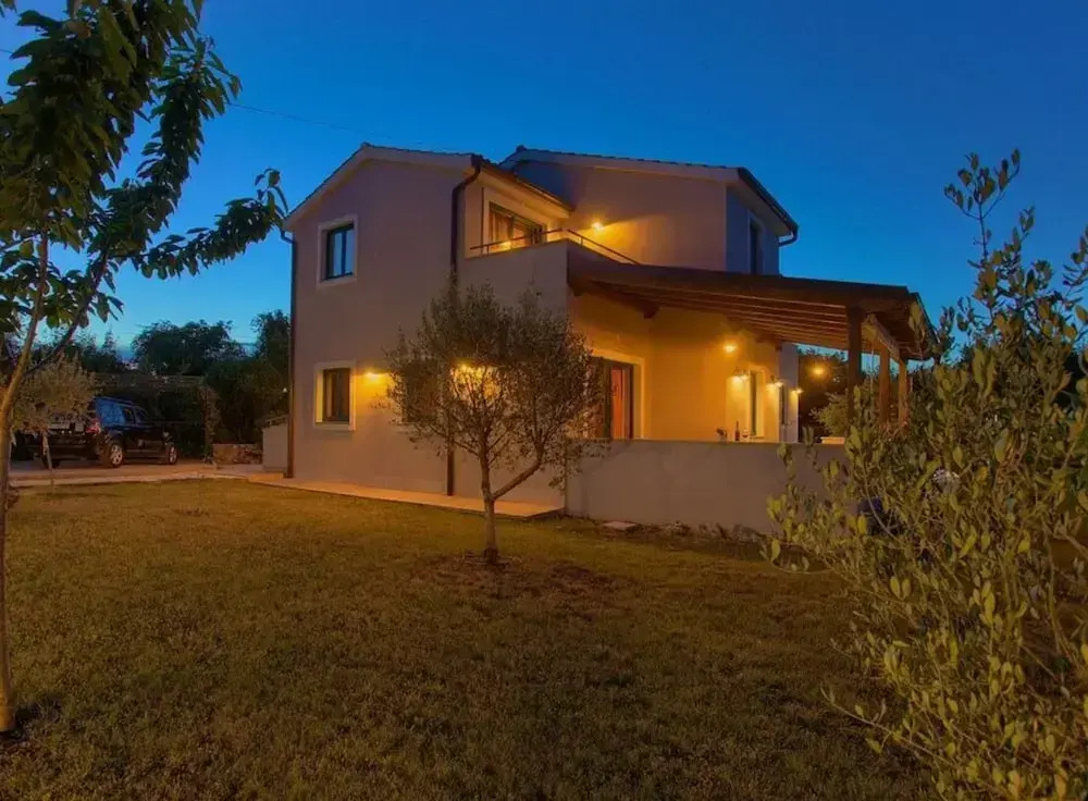 Villa Tara with beautiful heated pool by Villas Gu